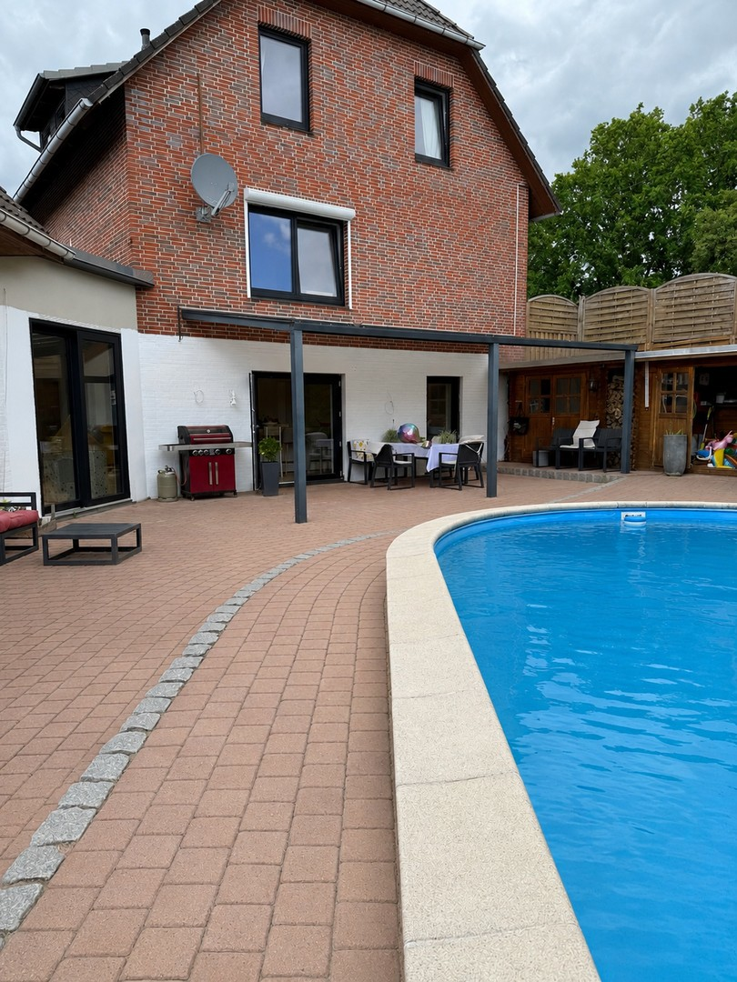 Terrasse mit ca 4x8m Pool