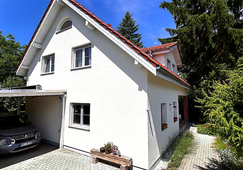 Seitenansicht mit 2x Carport