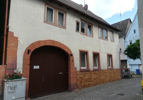 Vorderansicht mit Eingangstor