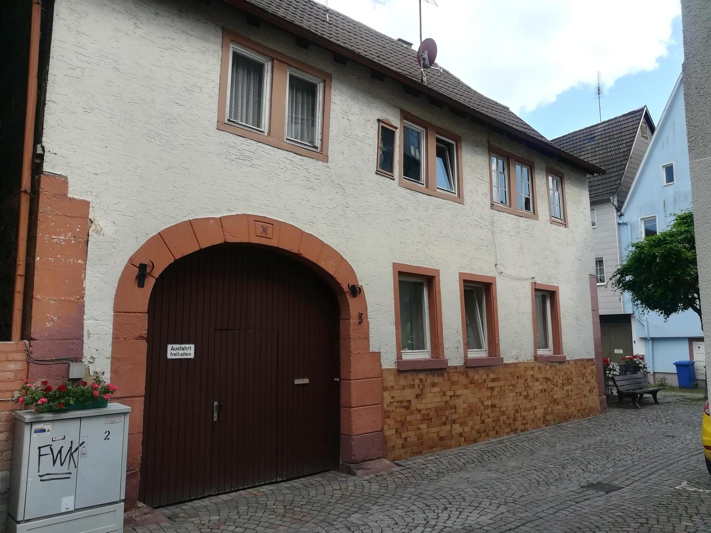 Vorderansicht mit Eingangstor