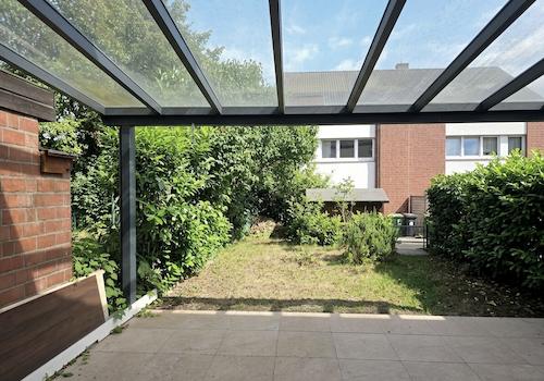 Überdachte Terrasse u. Garten