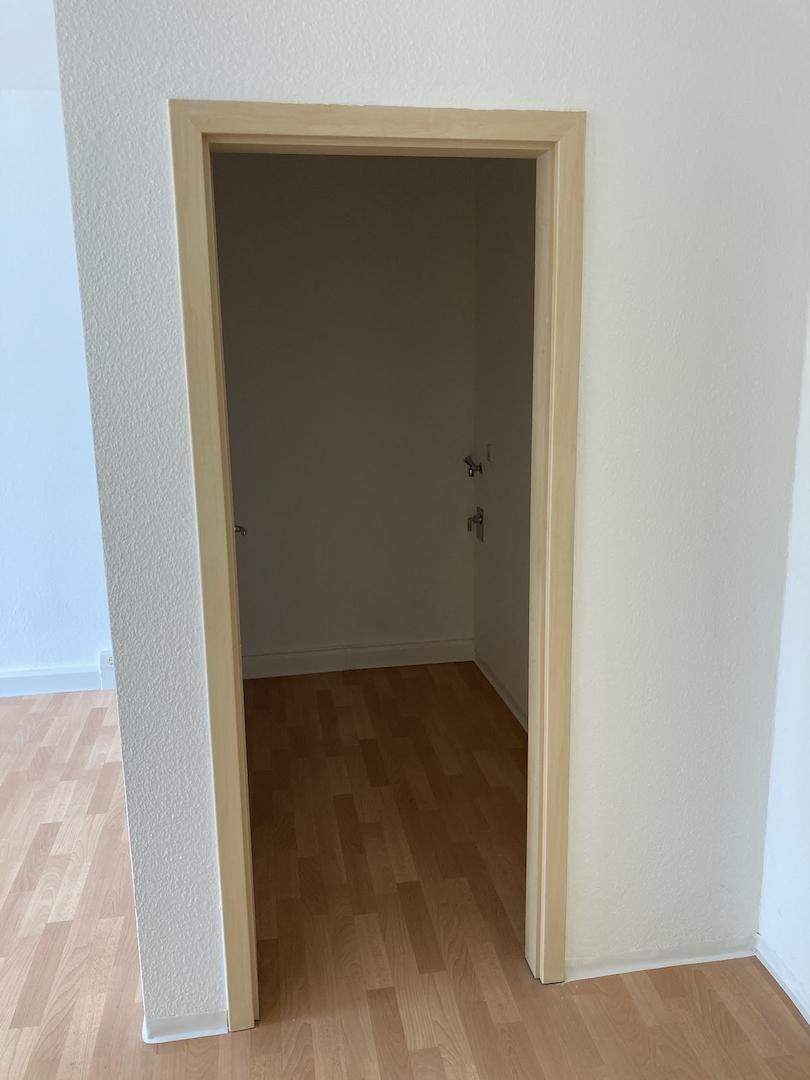 Abstellraum mit Waschmaschinenanschluss