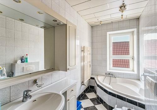 Badezimmer (1 OG, 5RWE)