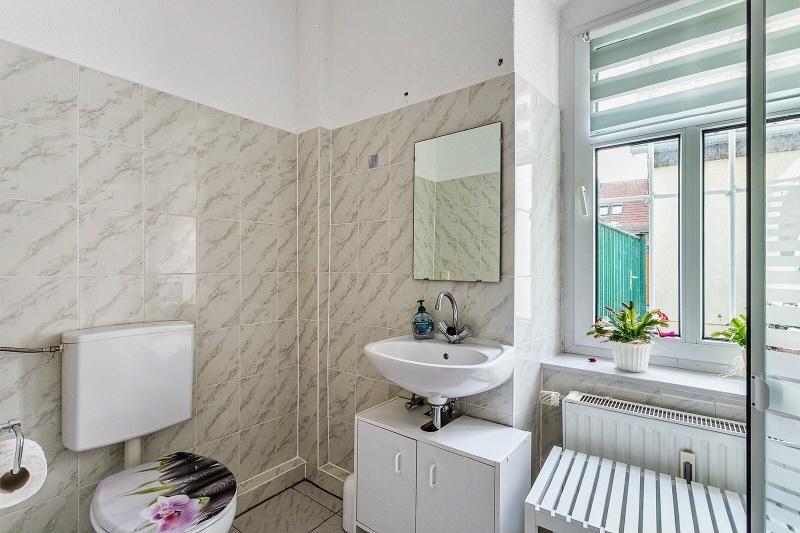 EG 1RWE Badezimmer mit Dusche
