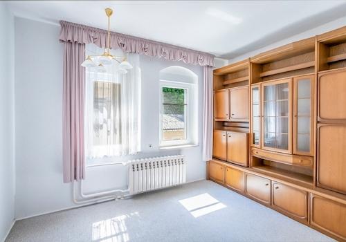 helles Wohnzimmer mit Fenster