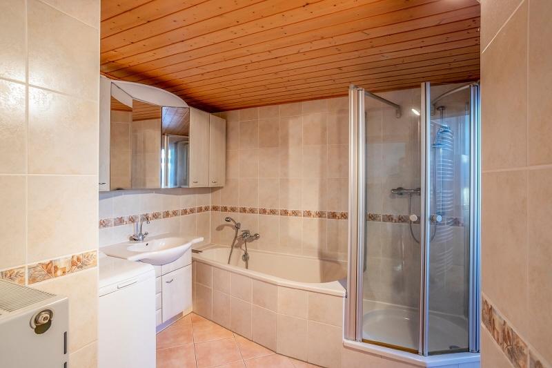 Bad mit Badewanne und Dusche
