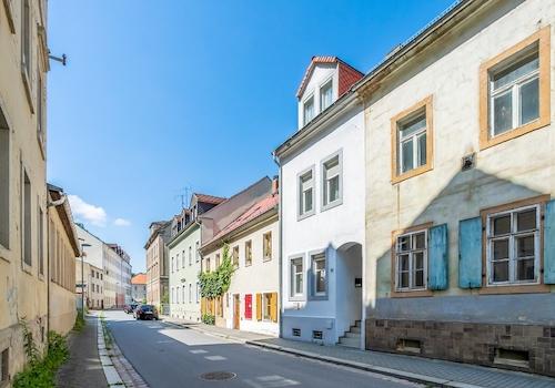Straßenansicht mit Haus