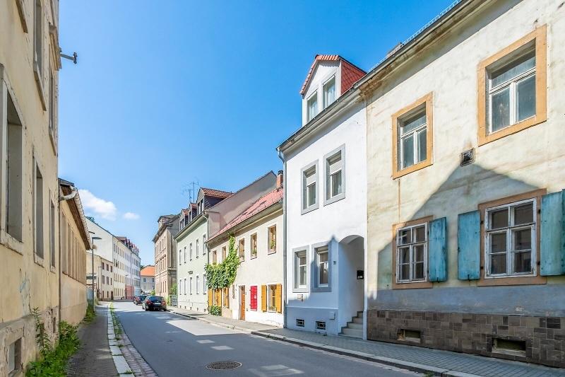 Straßenansicht mit Haus