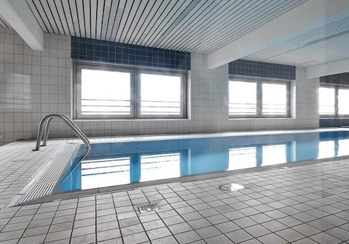 Schwimmbad im Dachgeschoss