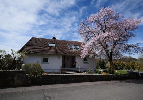 Haus mit Baum 2