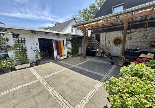 Hof / Garage