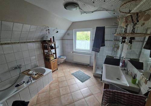 Bad oben, Dusche u. Wanne