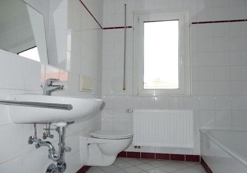 Bad mit Wanne, Dusche und Fenster