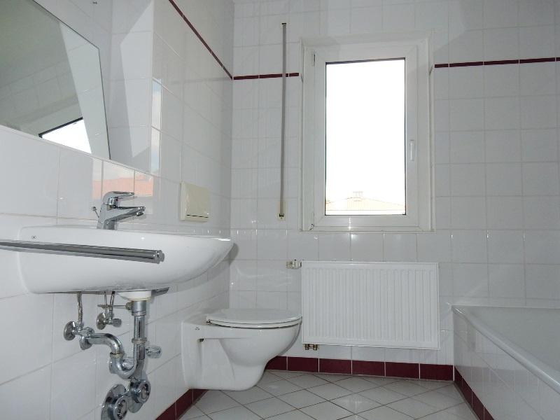 Bad mit Wanne, Dusche und Fenster