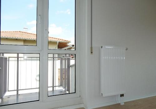 Wohnzimmer mit kleinem Balkon