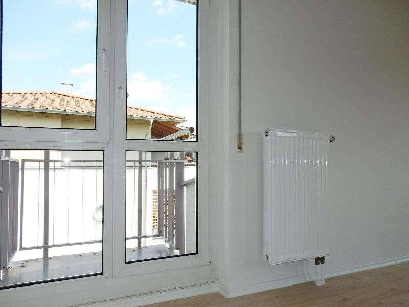 Wohnzimmer mit kleinem Balkon