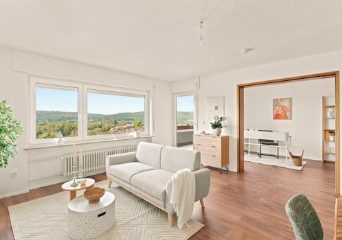Helles Wohnzimmer mit Balkon