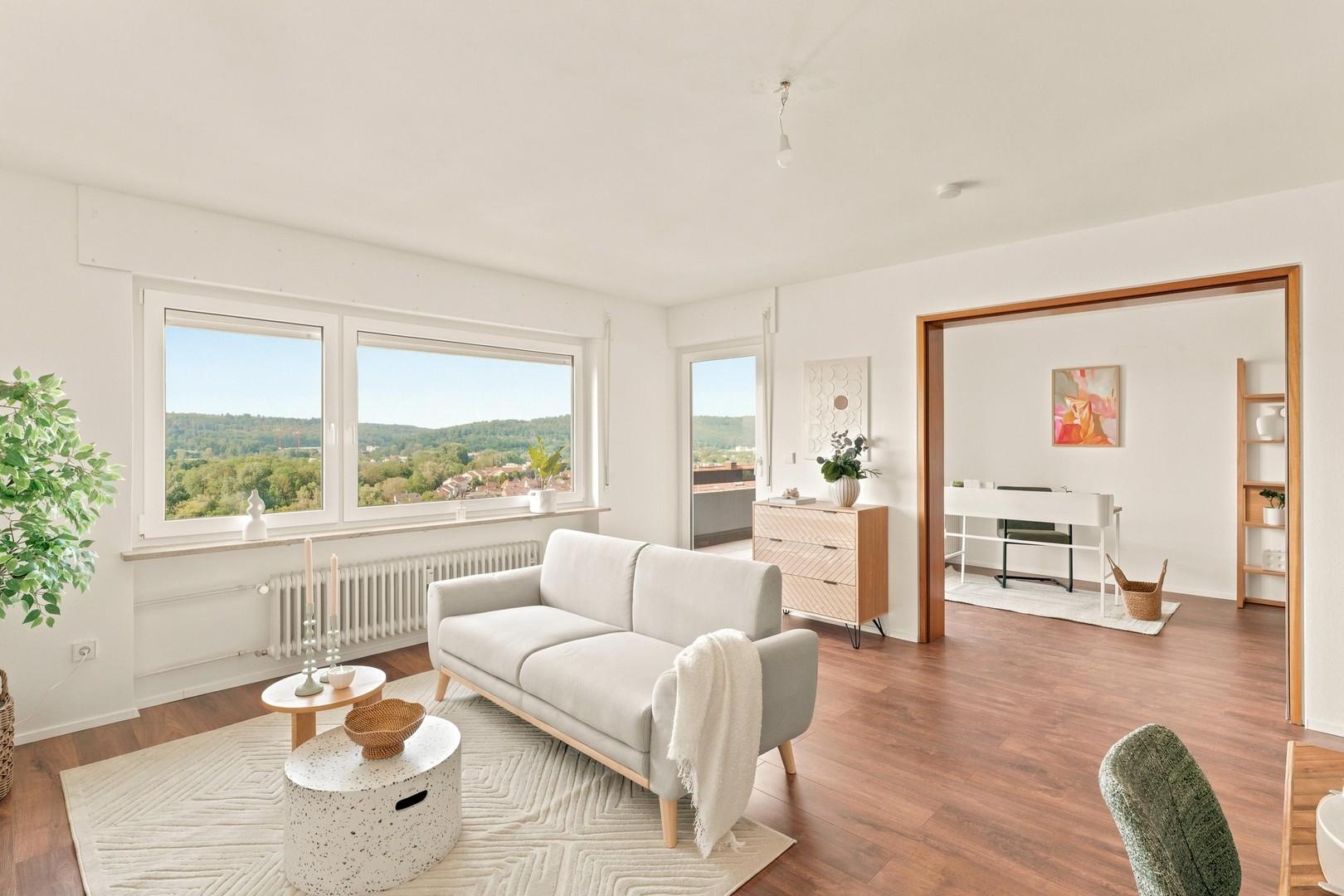 Helles Wohnzimmer mit Balkon