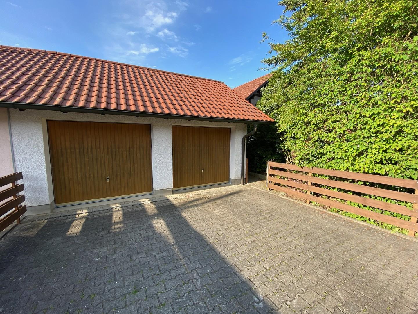 Garage mit Stellplatz (rechts)