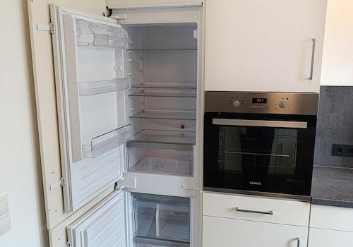 Küche mit Kühl-Gefrier-Kombi