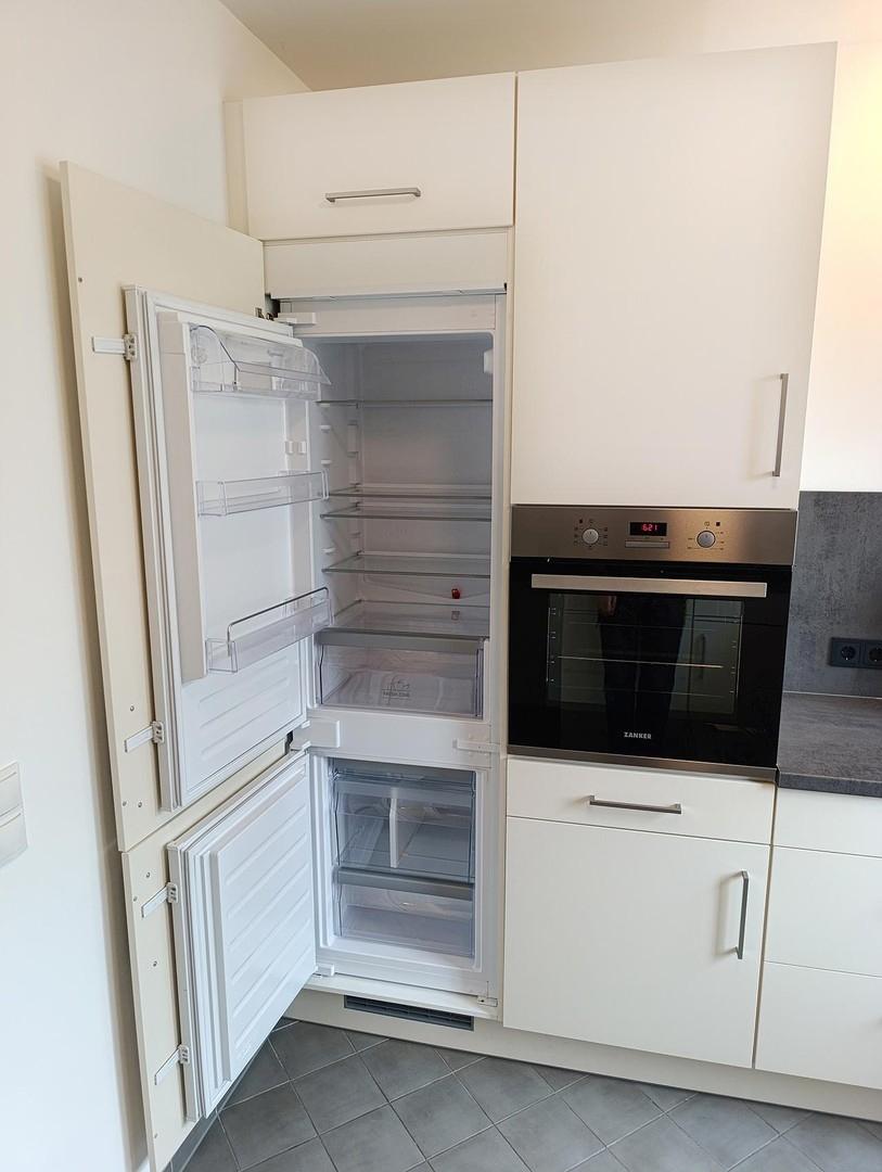 Küche mit Kühl-Gefrier-Kombi