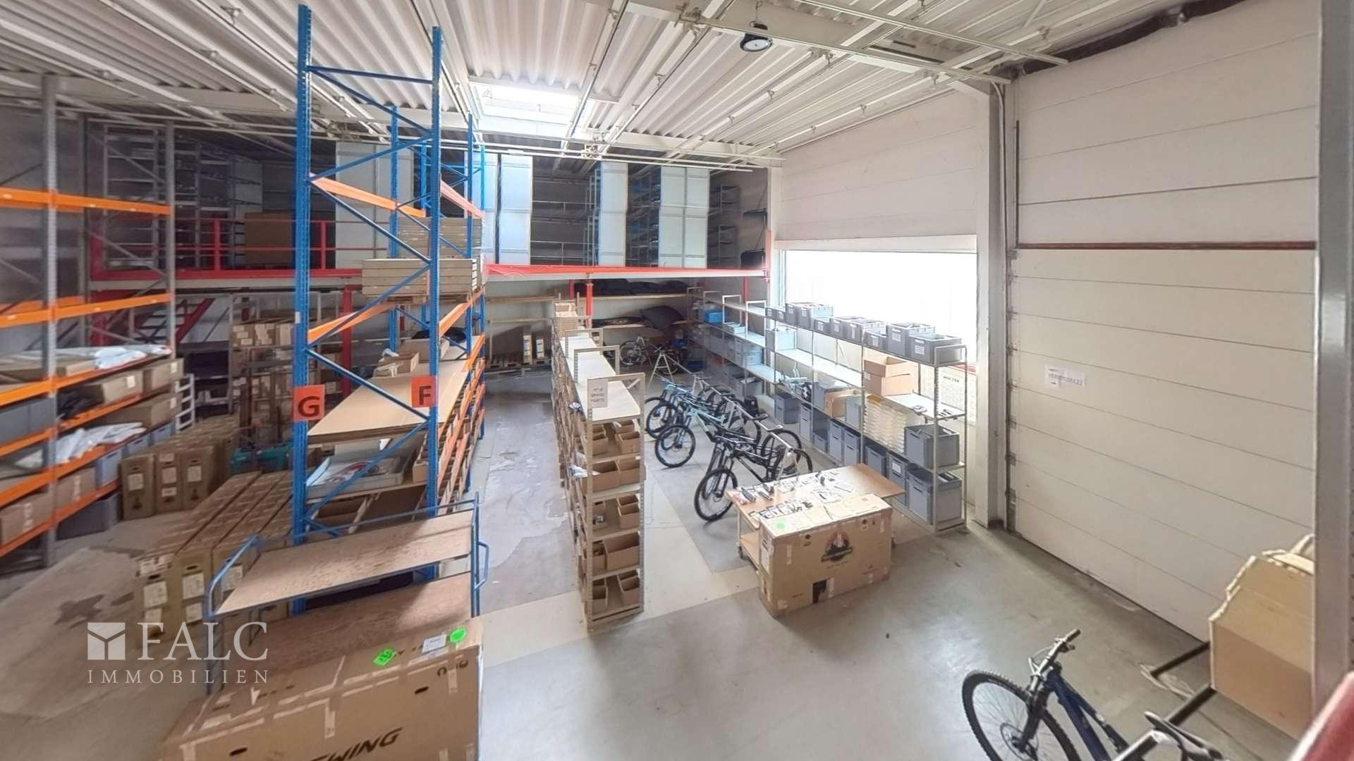 Halle_Empore