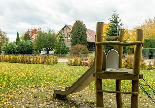 Spielplatz direkt vor dem Haus