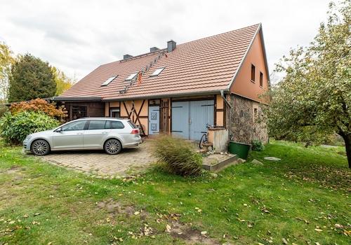Ansicht mit Garage