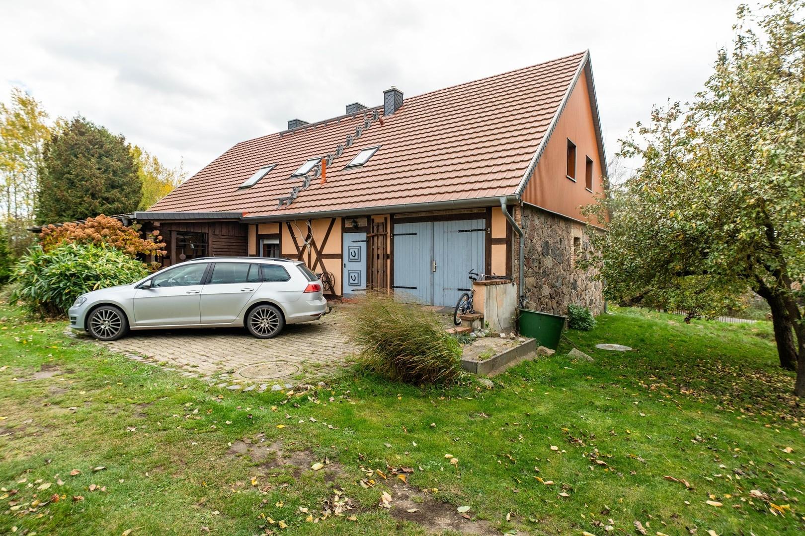 Ansicht mit Garage