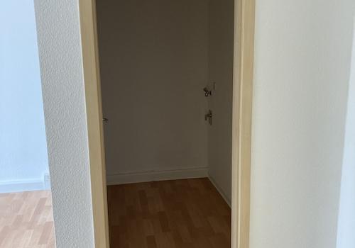 Abstellraum mit Waschmaschinenanschluss