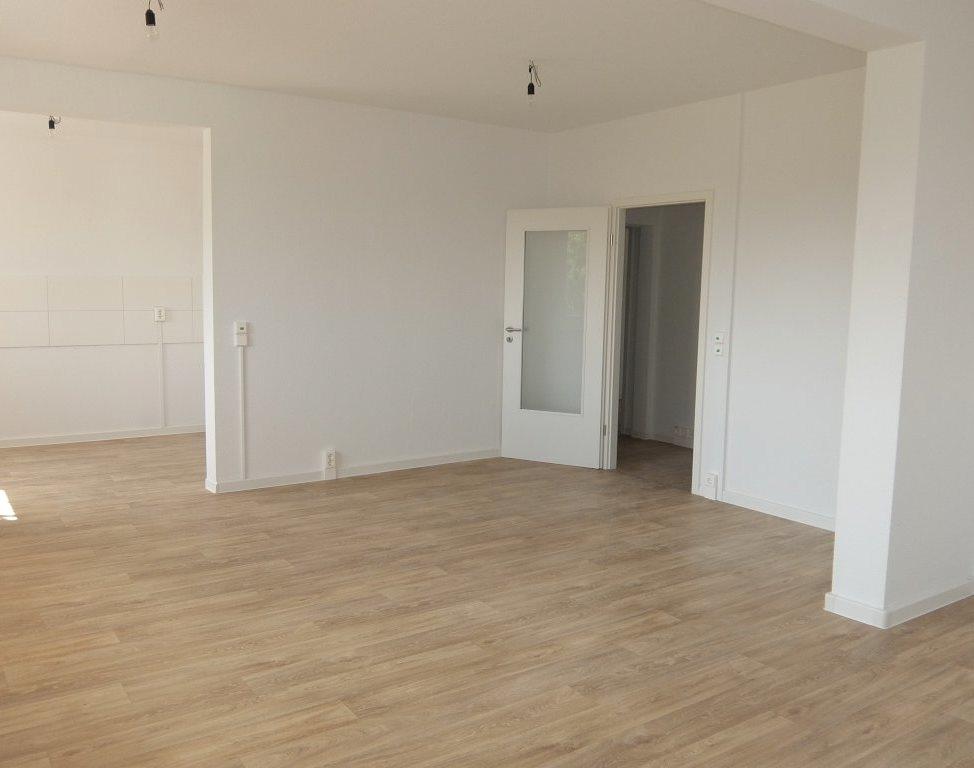 Küche und Wohnzimmer