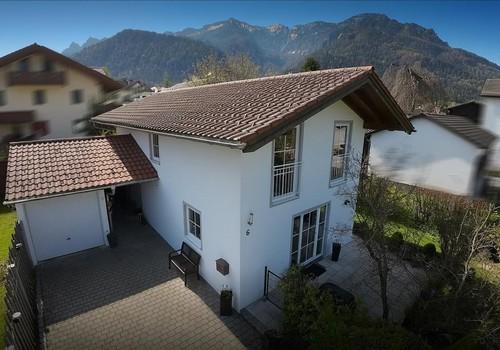 Einfahrt und Garage