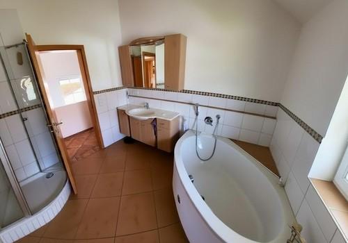 Bad Eckwanne und Dusche und WC
