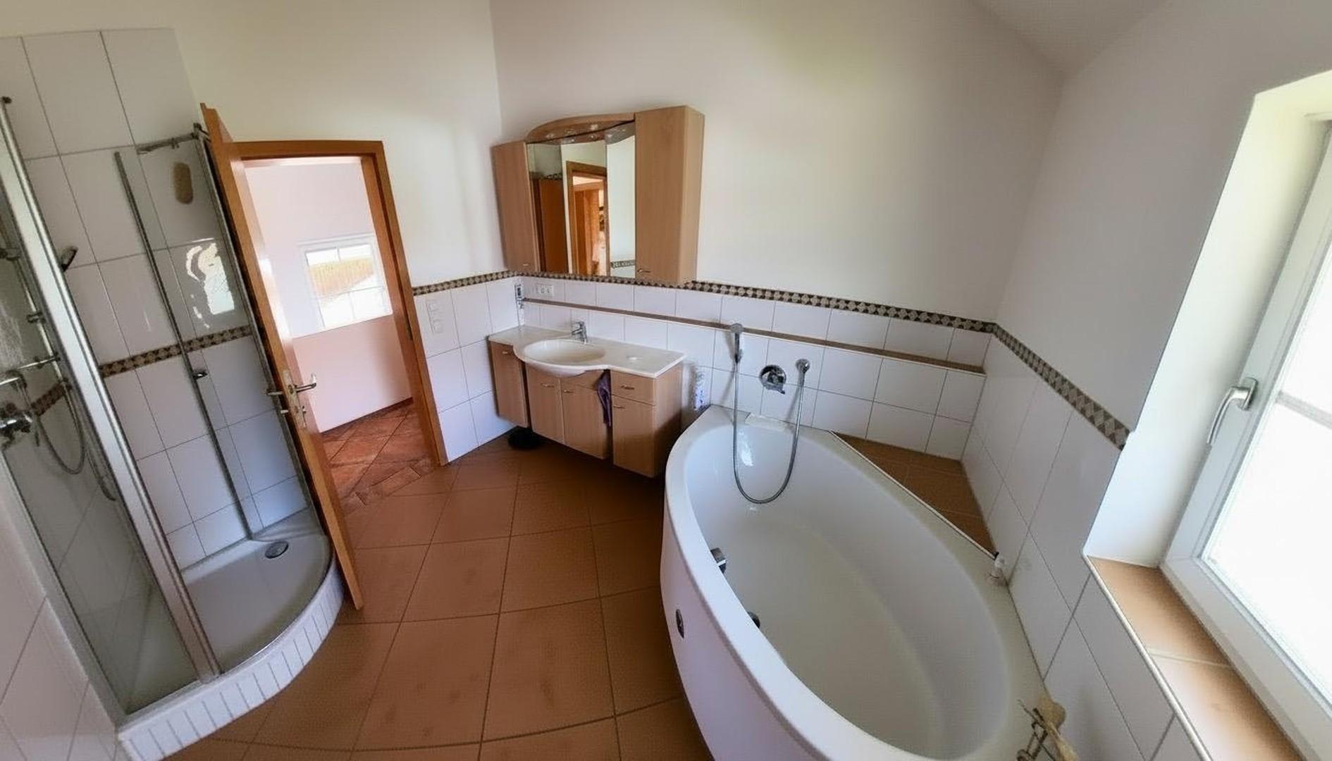 Bad Eckwanne und Dusche und WC