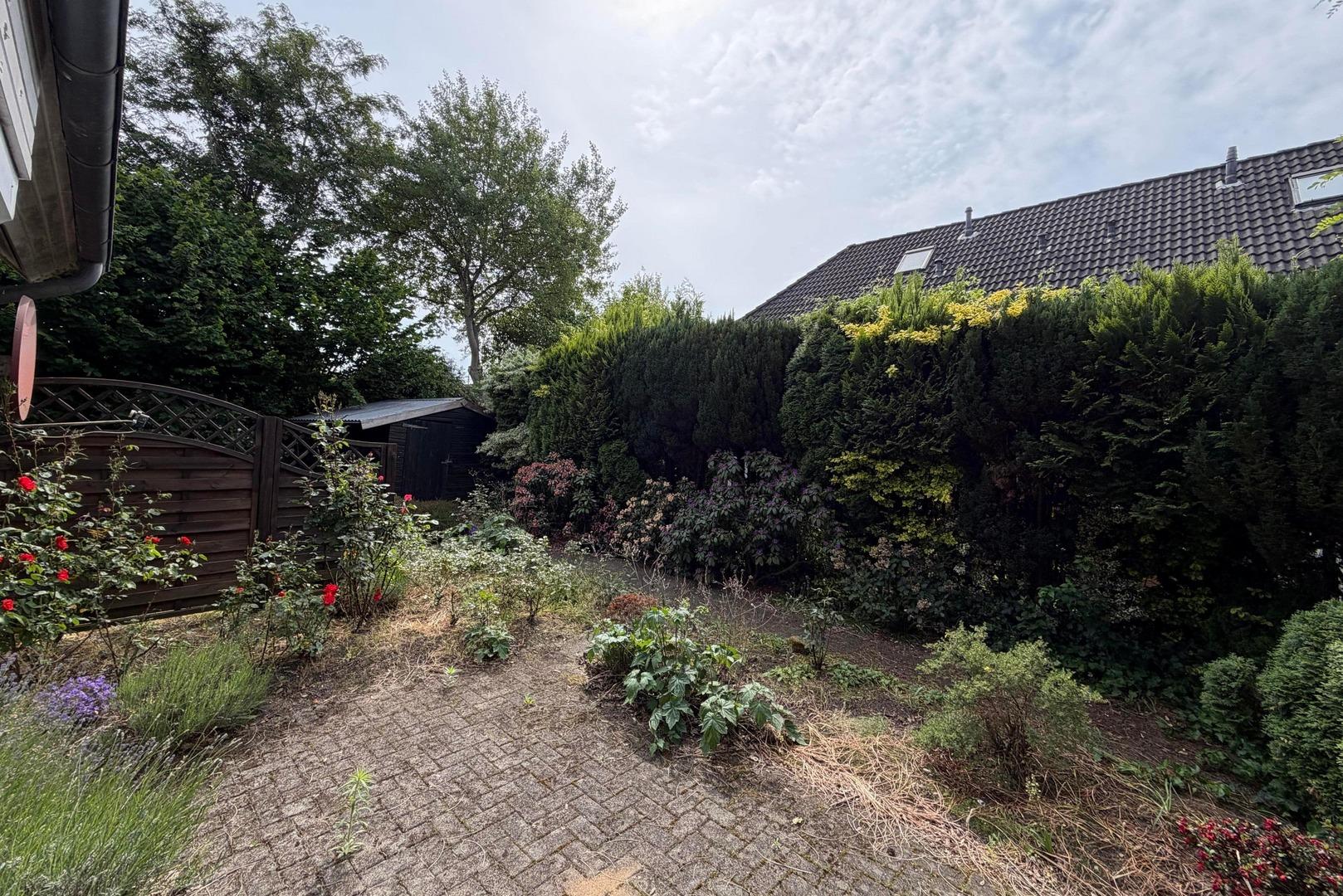 Terrasse mit Blick in den Garten