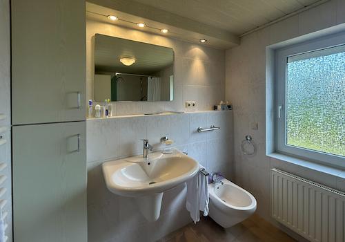 Badezimmer mit Fenster und Bidet