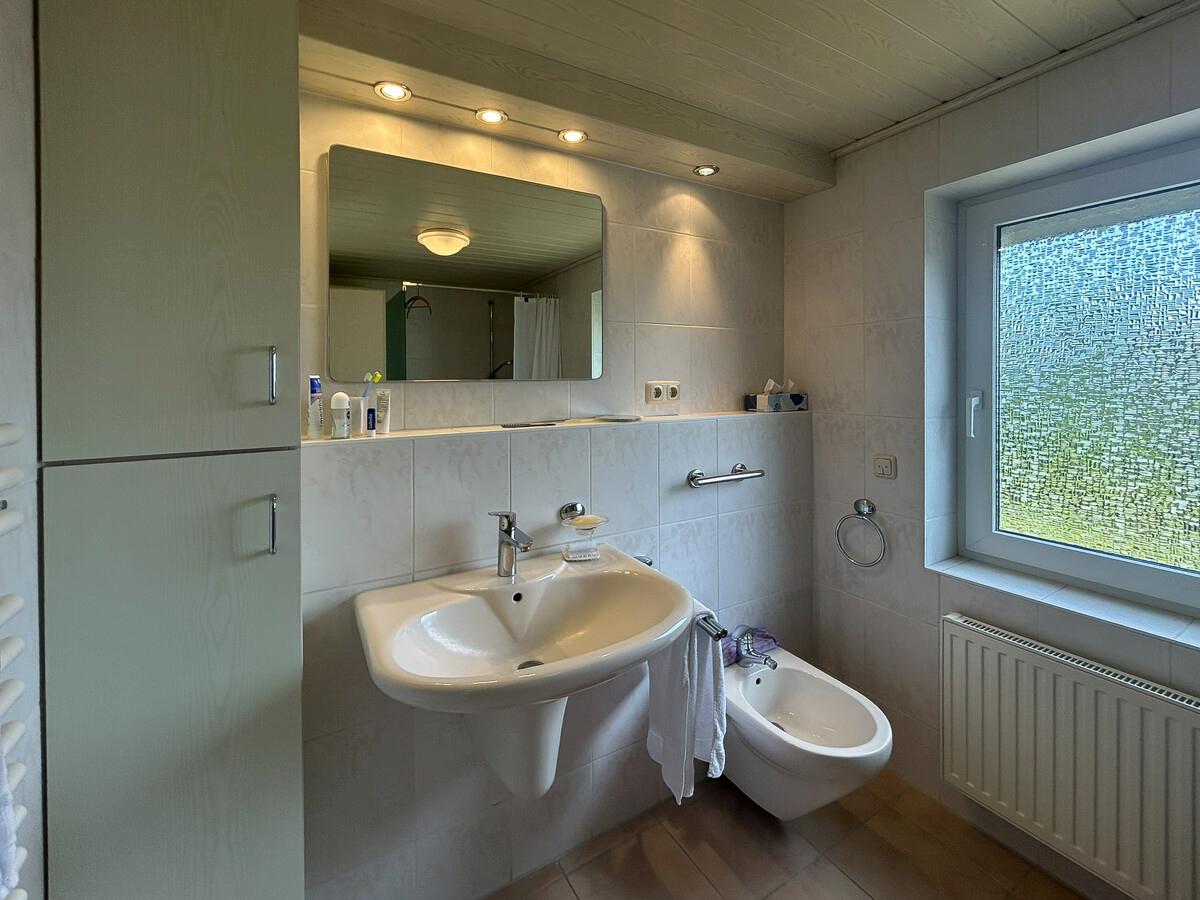 Badezimmer mit Fenster und Bidet