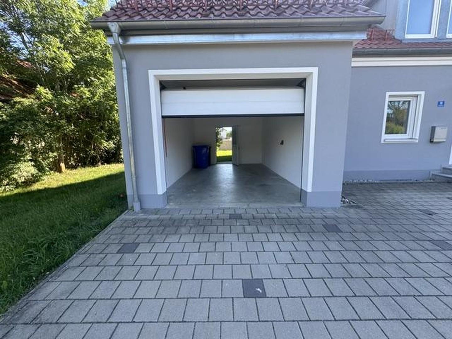 Garage mit Durchgang zum Garte