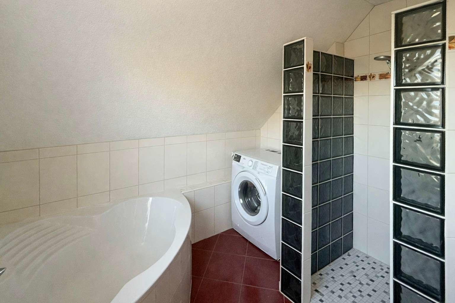 Badezimmer mit Wanne u. Dusche 