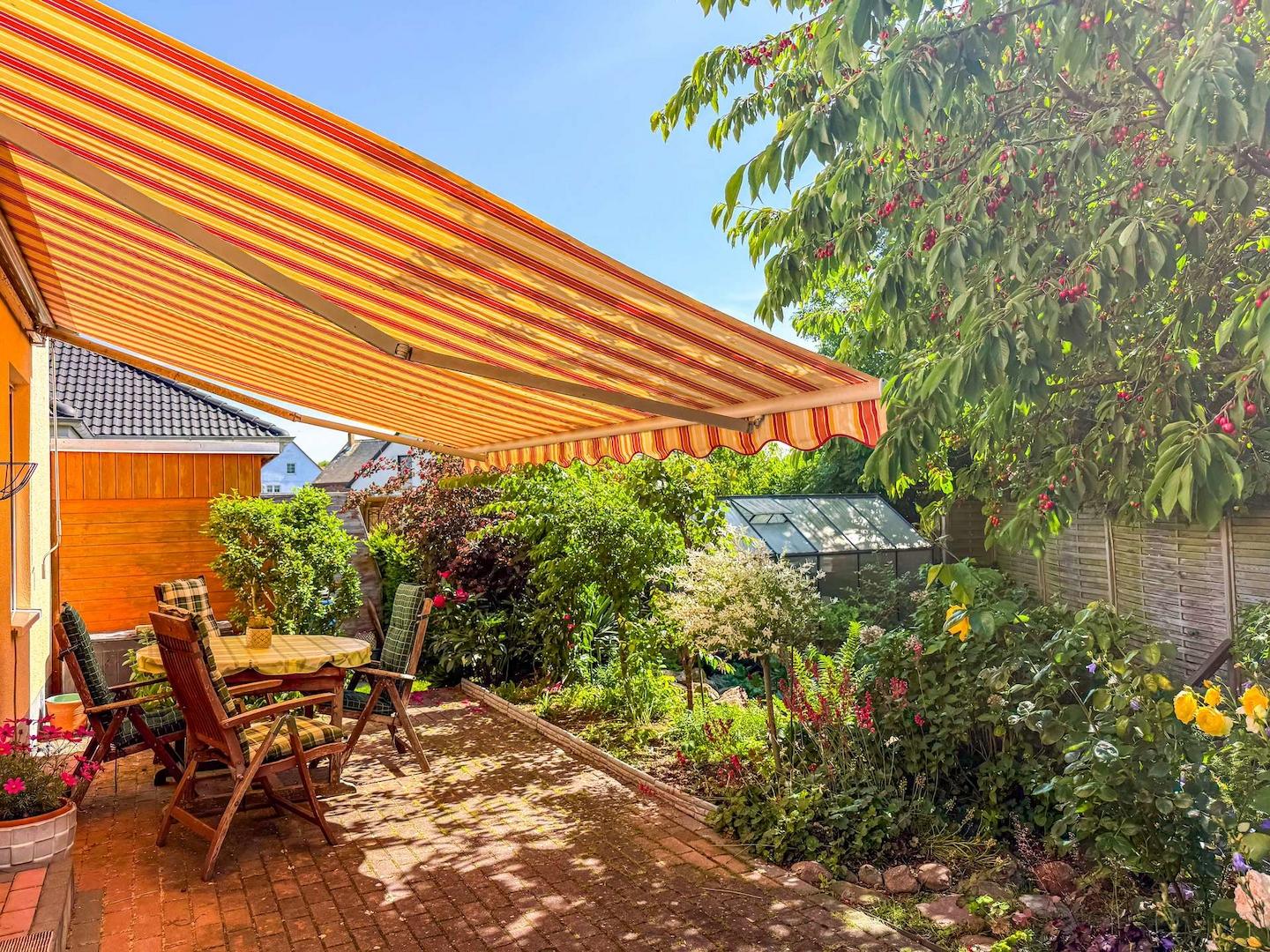Terrasse mit Gartenblick