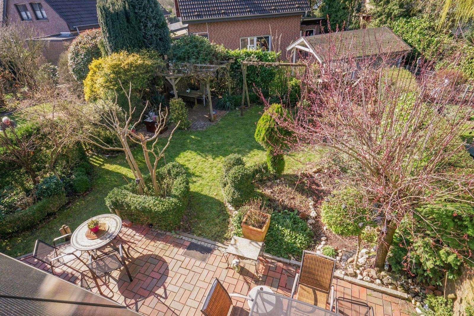 Ausblick auf den Garten von der Loggia
