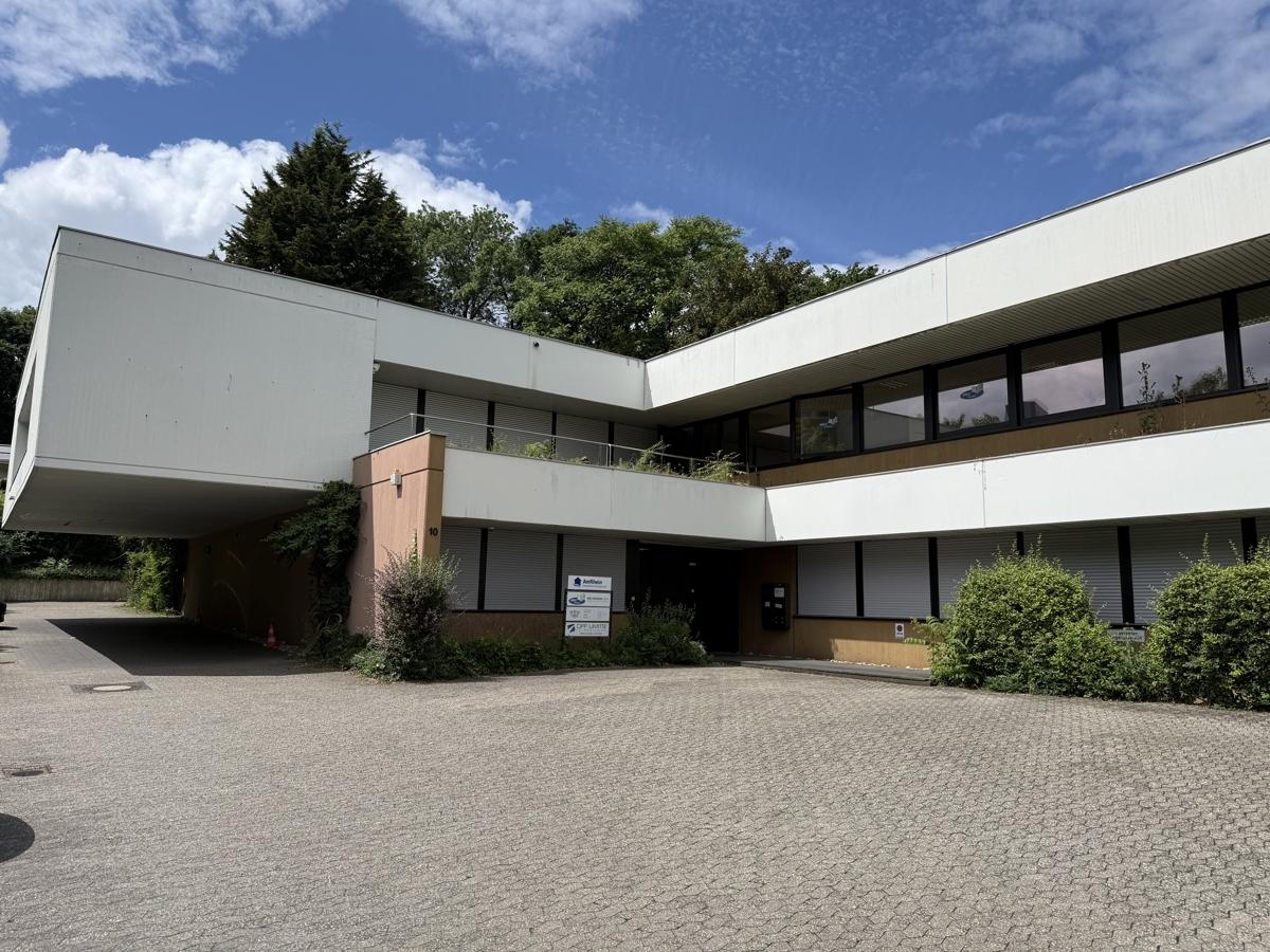Außenansicht mit Parkplätzen