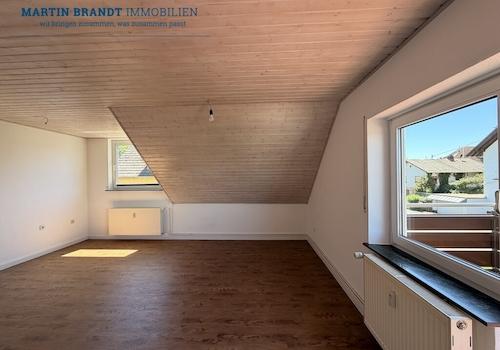 Wohnzimmer mit Ausgang zum Balkon
