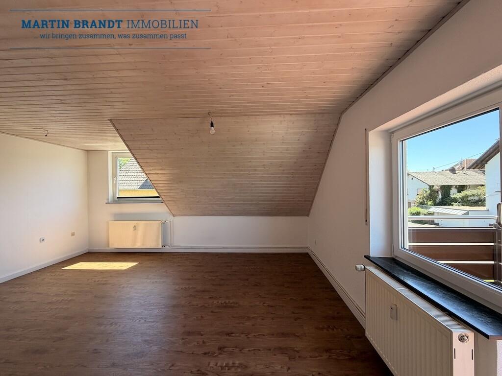 Wohnzimmer mit Ausgang zum Balkon