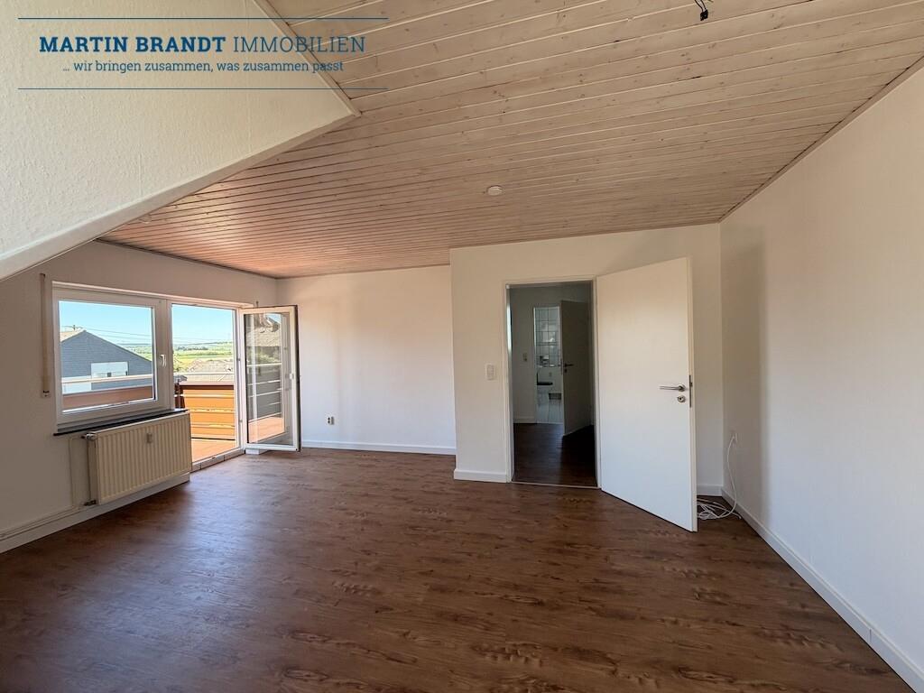 Wohnzimmer mit Ausgang zum Balkon