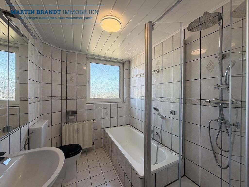 Tageslichtbad mit Dusche und Badewanne