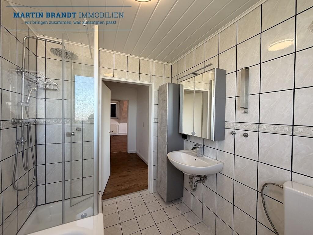Tageslichtbad mit Dusche und Badewanne