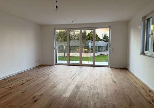 großer Wohnbereich mit Zugang zur Terrasse