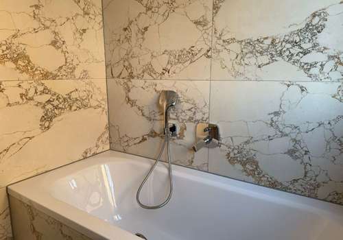 Stilvolle Badewanne mit hochwertigen Amarturen