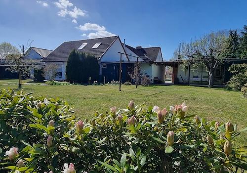 Garten mit Blick zur Ferienwohnung